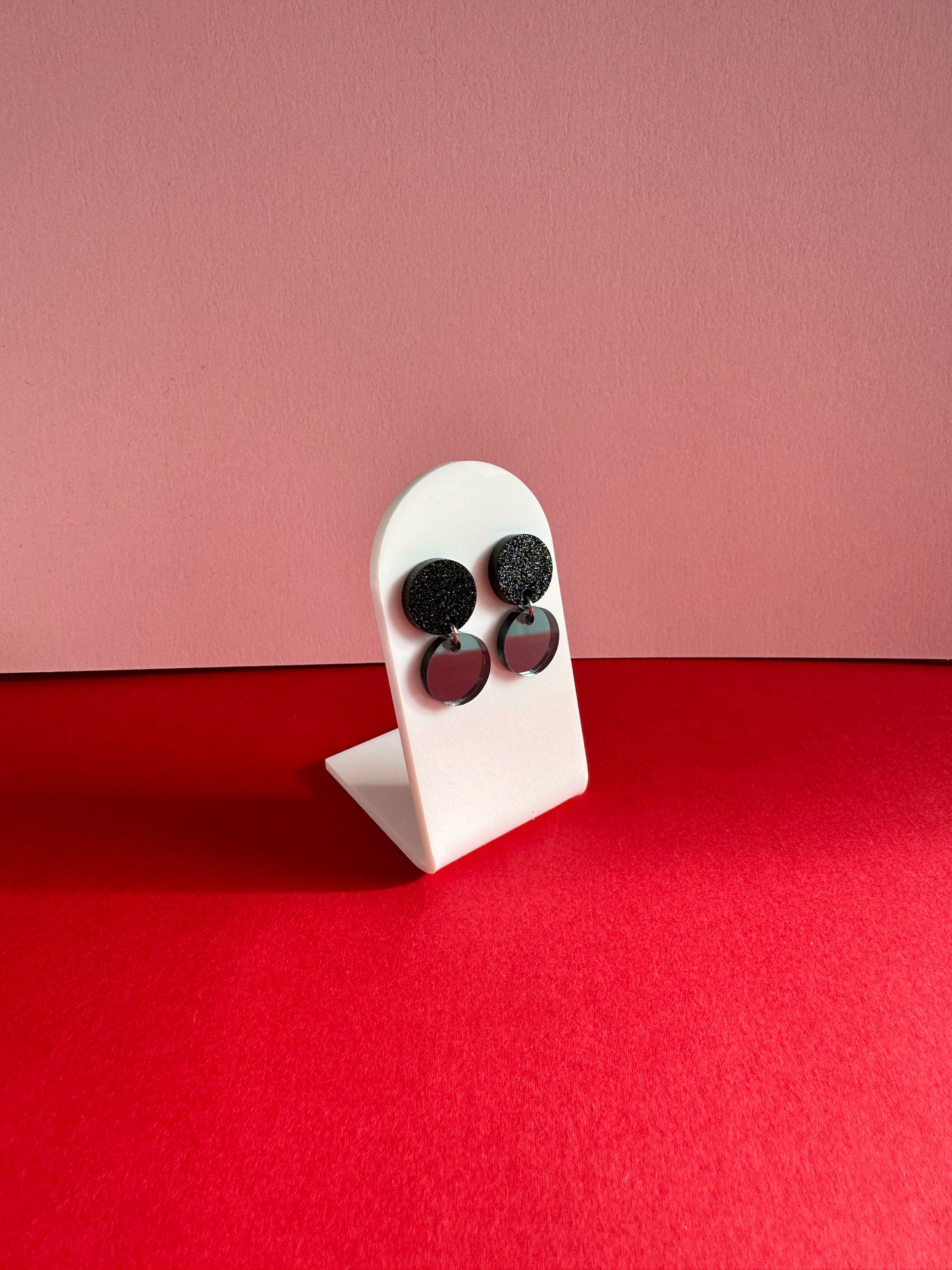 Domino-korvakorut, musta