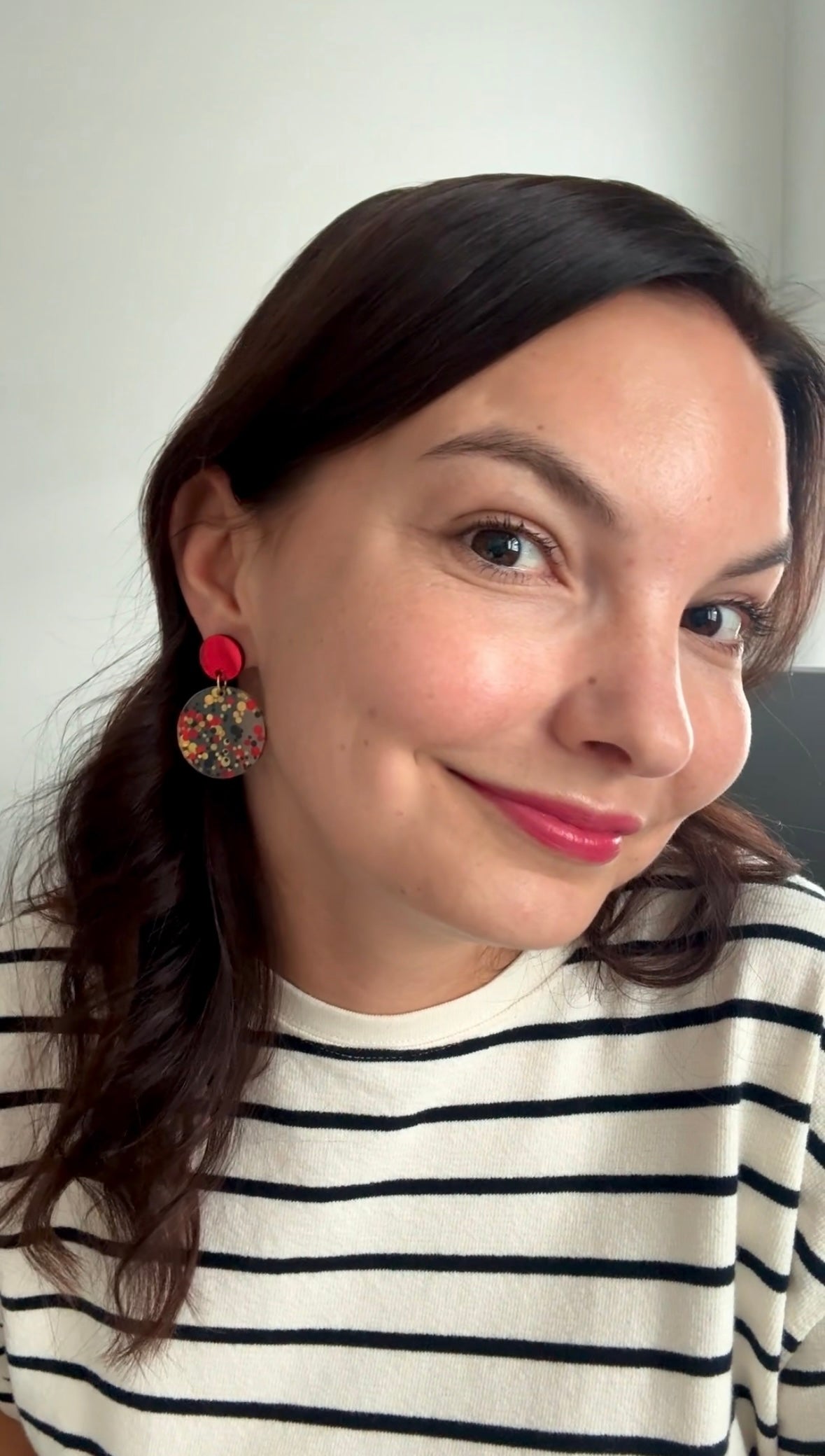 Juhlapallo-korvakorut, punainen-musta konfetti