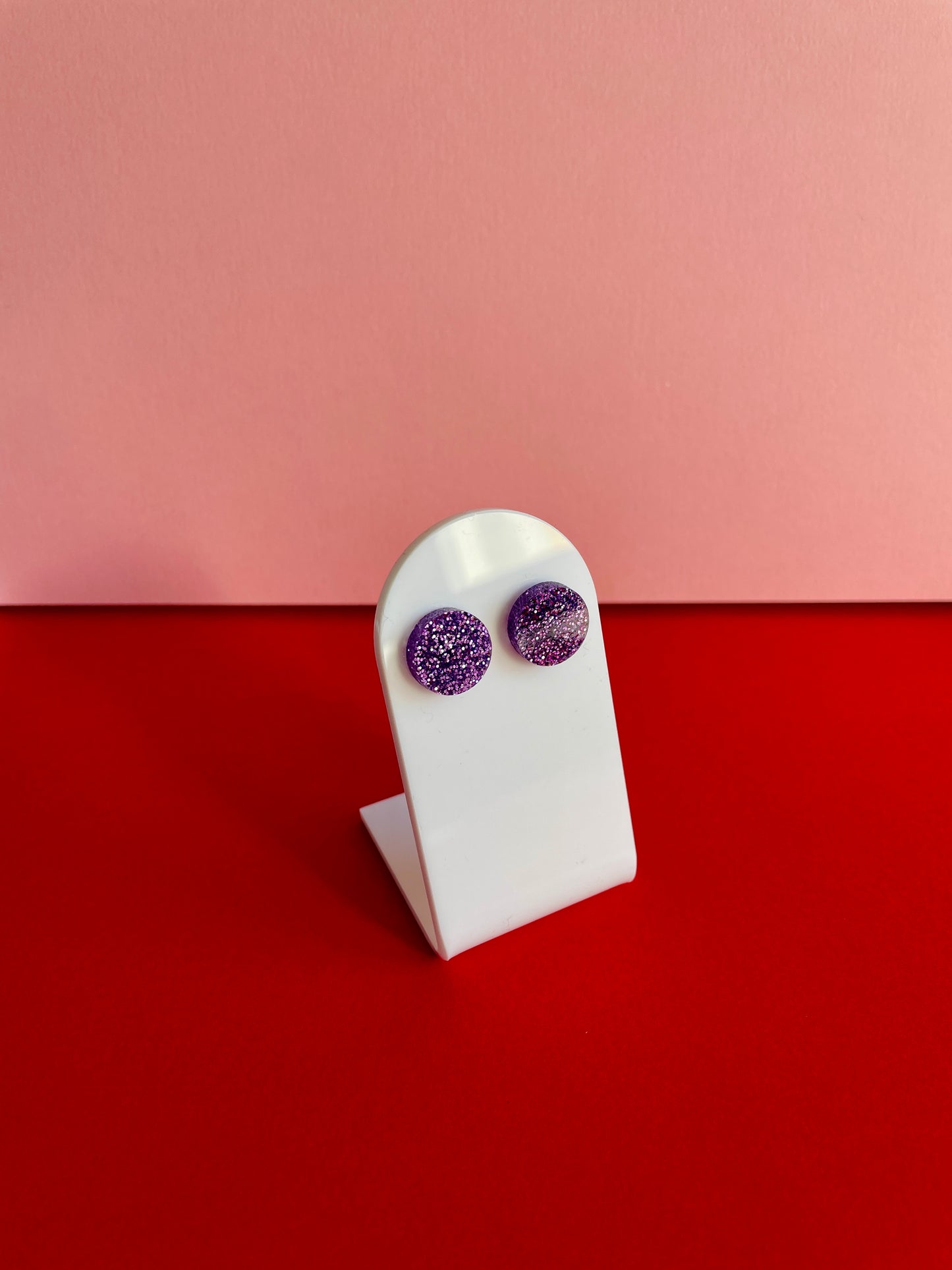 Pyöreät nappikorvakorut, violetti glitter
