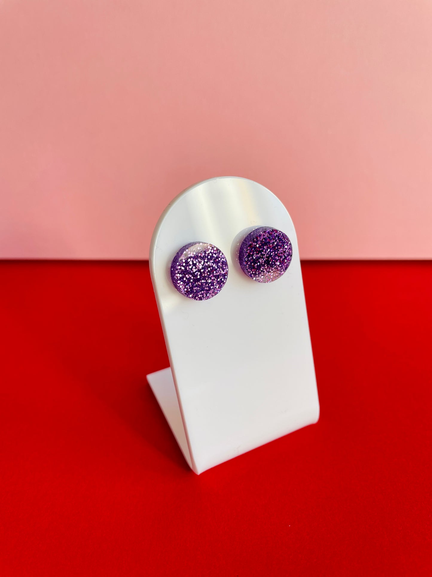 Pyöreät nappikorvakorut, violetti glitter