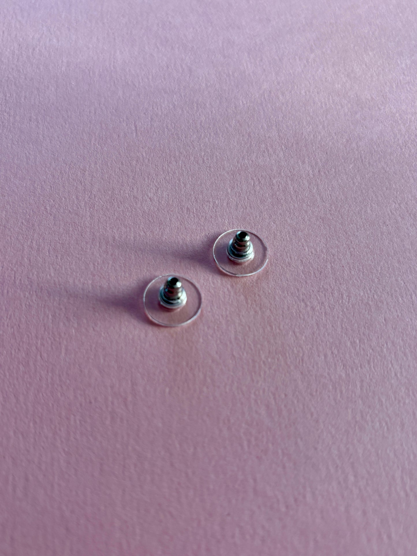 Isommat korvakorutaustat