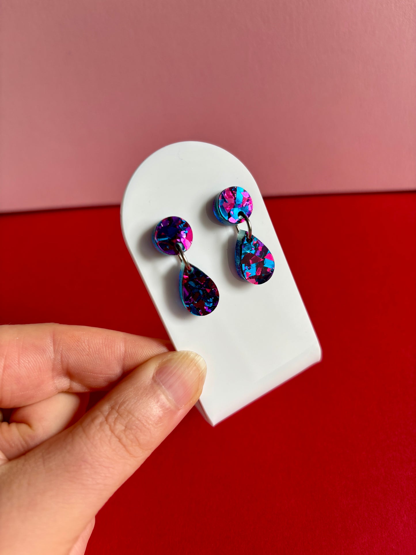 Juhlapisarat-korvakorut, jalokivi