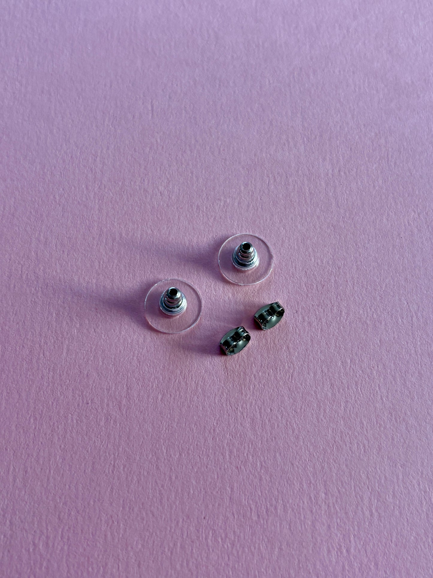 Isommat korvakorutaustat