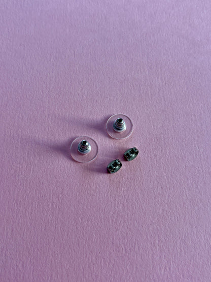 Isommat korvakorutaustat