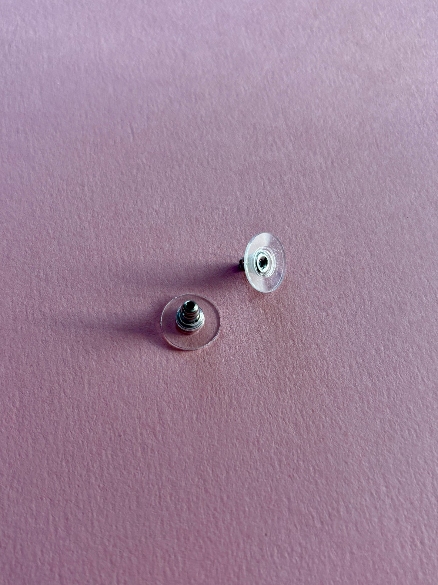 Isommat korvakorutaustat