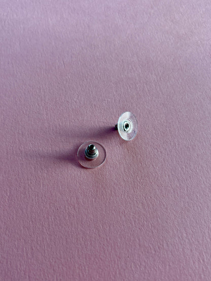 Isommat korvakorutaustat