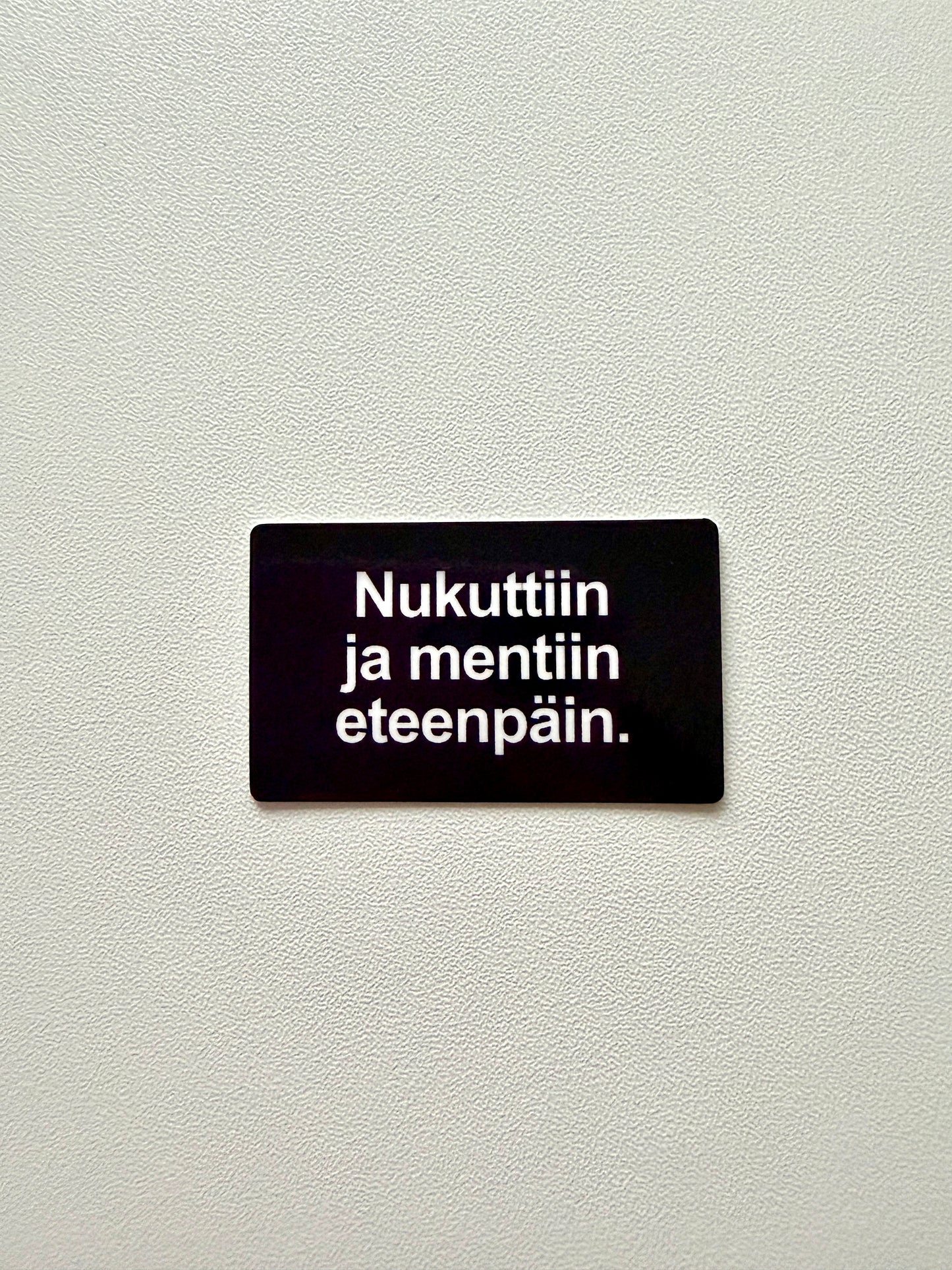 Vinyylitarra Nukuttiin ja mentiin eteenpäin