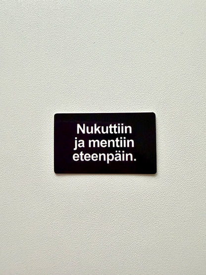 Vinyylitarra Nukuttiin ja mentiin eteenpäin